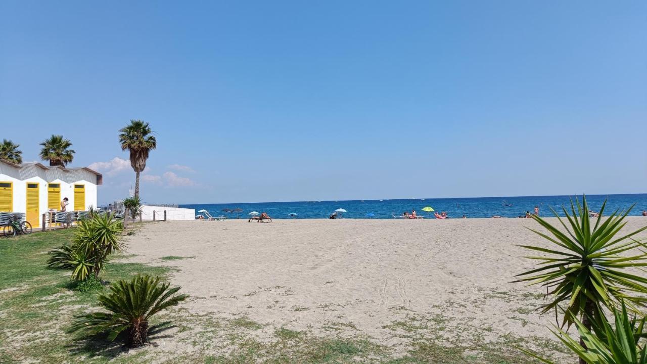 Maremare, Really On The Beach, With Private Parking Savona Exterior foto